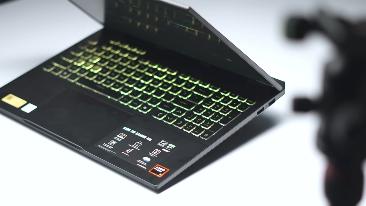 Đánh giá Asus TUF Gaming A16 với bàn phím full-size, cụm phím số riêng và phím WASD nổi bật, hành trình phím 1.7 mm