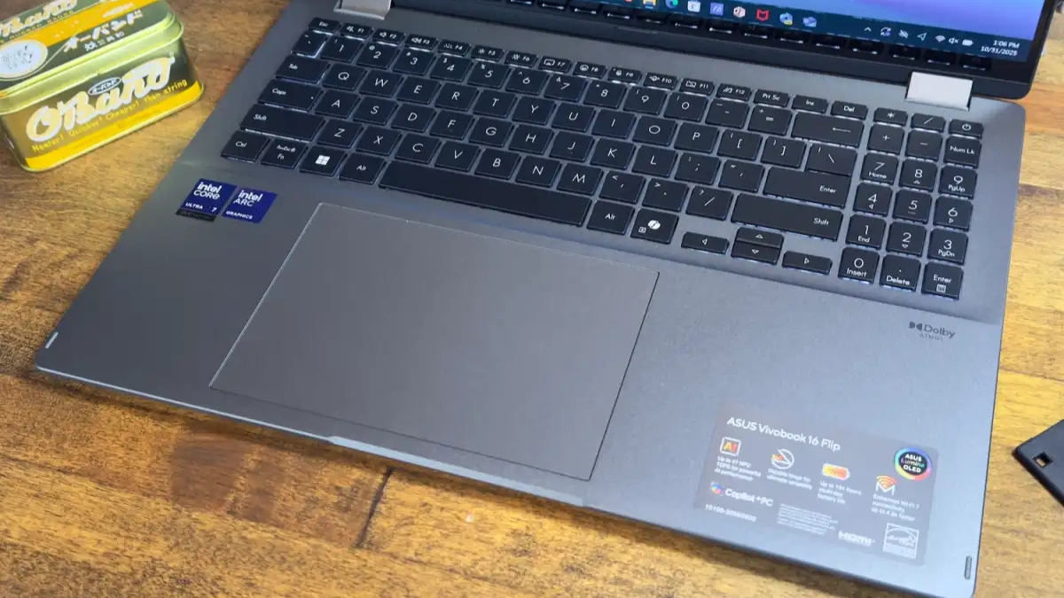 Đánh giá Asus Vivobook 16 Flip – bàn phím rộng với bàn phím số, phím chính lớn, hành trình tốt, cùng touchpad mượt và phản hồi nhạy, phù hợp gõ phím êm và yên tĩnh.