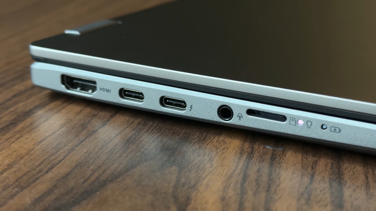 Đánh giá Asus Vivobook 16 Flip – cạnh trái với cổng Thunderbolt 4, USB-C hỗ trợ DisplayPort và sạc, cổng HDMI, khe MicroSD và jack 3.5mm.