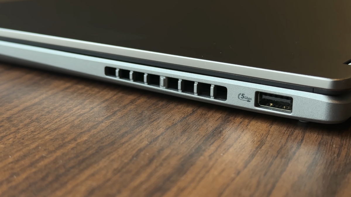 Đánh giá Asus Vivobook 16 Flip – cạnh phải chỉ với duy nhất cổng USB-A, tiện lợi cho các kết nối cơ bản.