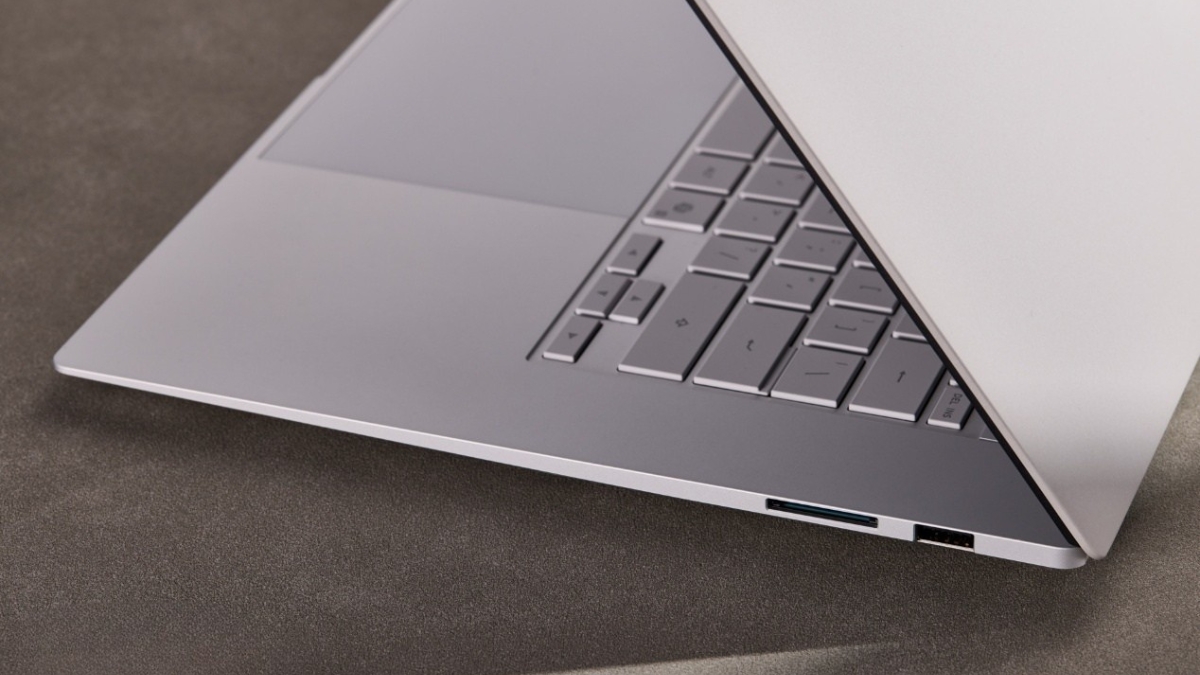 Đánh giá ASUS ZenBook 16 Air 2026 với cổng USB-A và khe thẻ SDXC bên phải