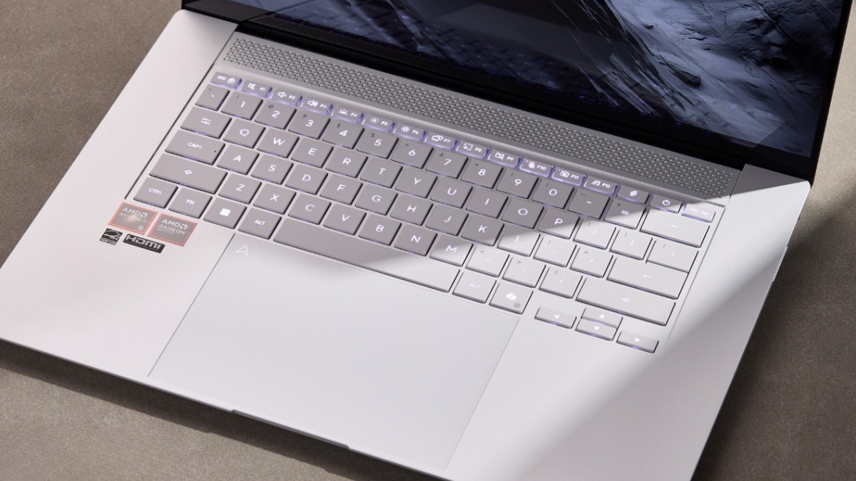 Đánh giá ASUS ZenBook 16 Air 2026 với bàn phím lớn và touchpad kính rộng