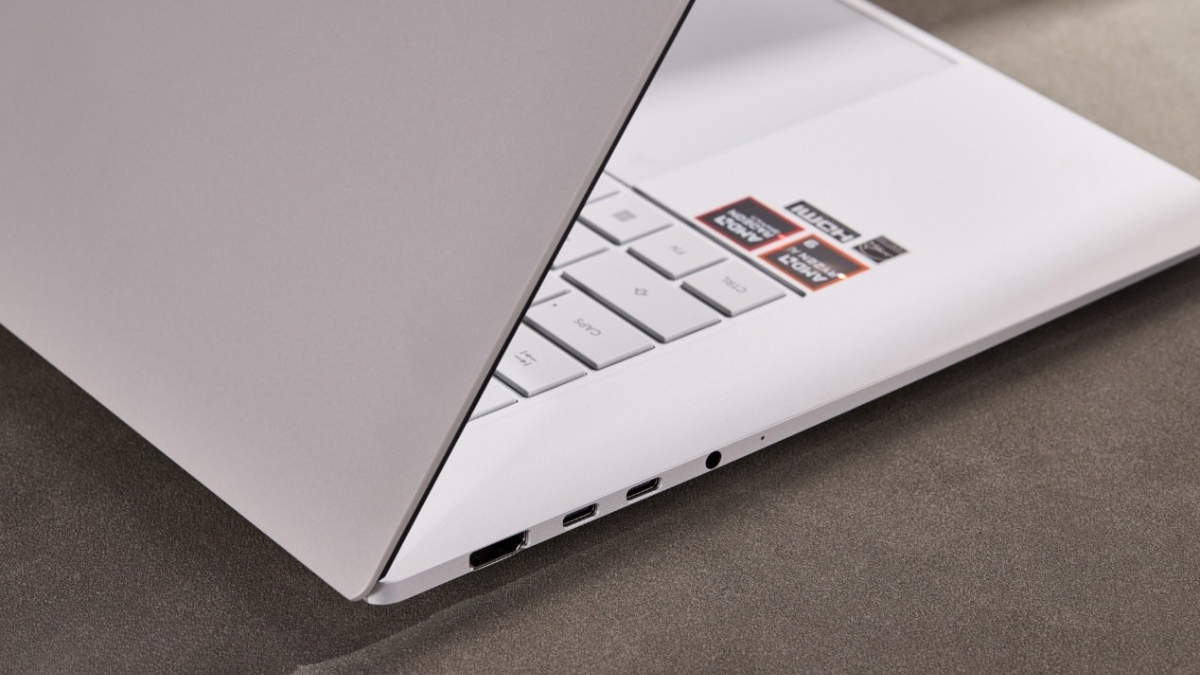 Đánh giá ASUS ZenBook 16 Air 2026 với cổng HDMI 2.1 và USB4 Type-C bên trái