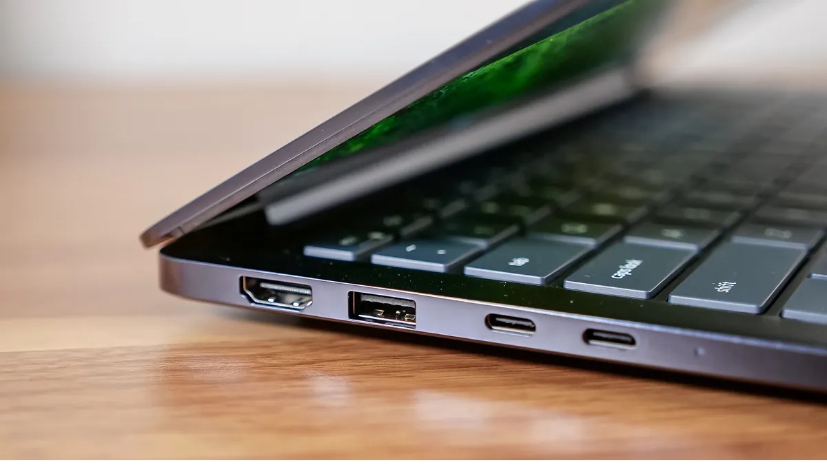 Đánh giá Dell 14S với các cổng HDMI, USB-A và USB-C ở cạnh trái