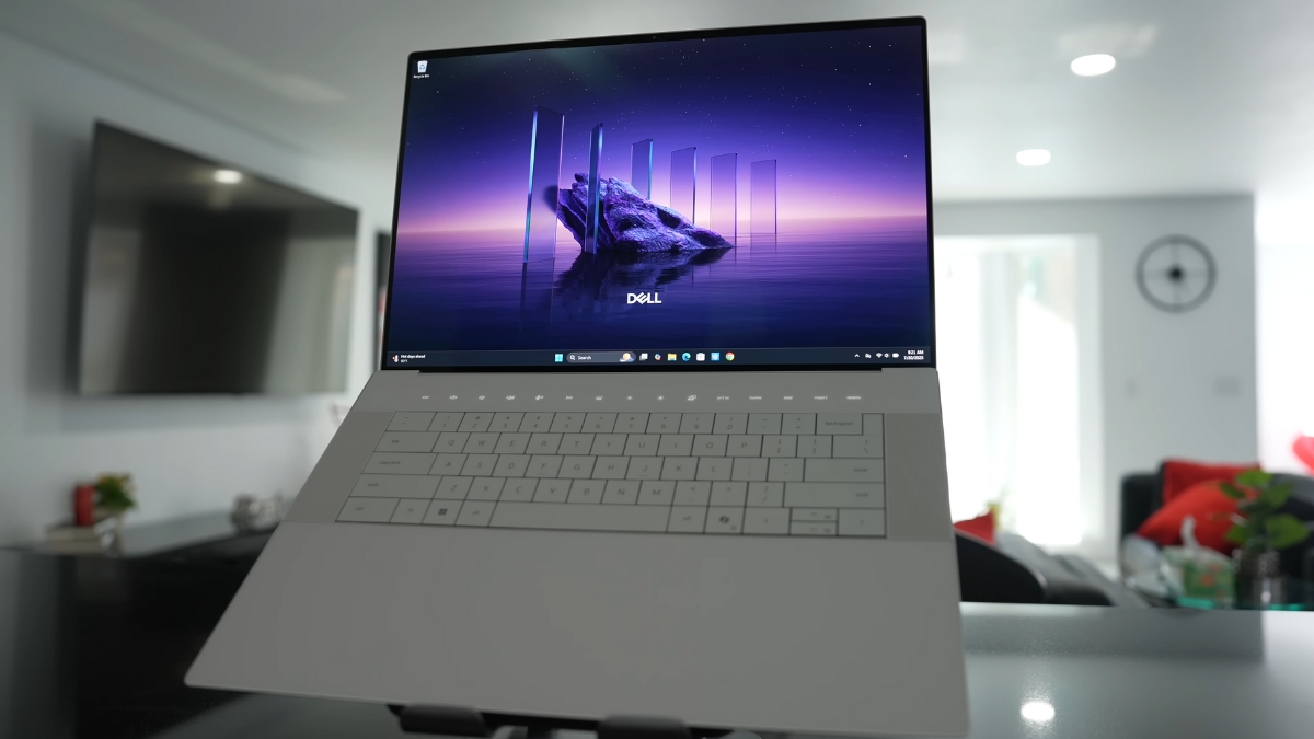 Đánh giá Dell 16 Premium cận cảnh bàn phím và touchpad