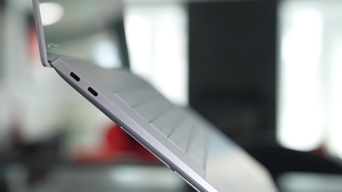 Đánh giá Dell 16 Premium cận cảnh cạnh trái với hai cổng USB-C Thunderbolt 4