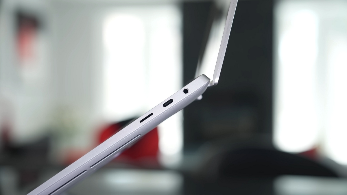 Đánh giá Dell 16 Premium cận cảnh cạnh phải với cổng USB-C Thunderbolt 4 và jack tai nghe