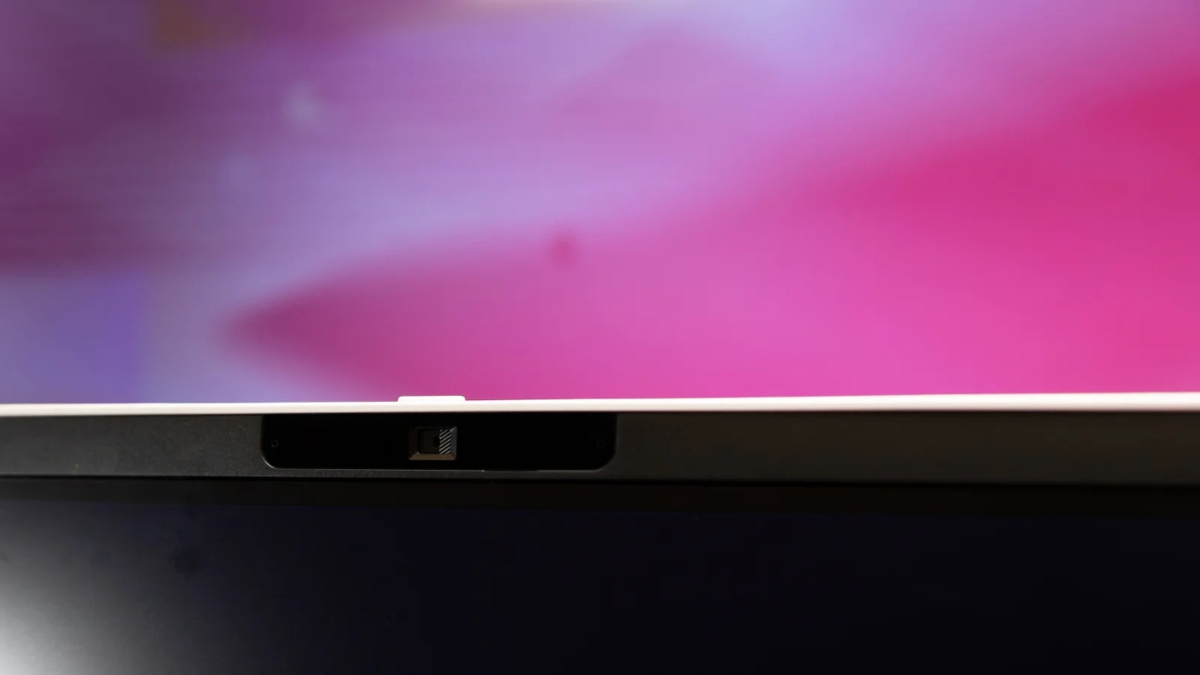 Đánh giá Dell 24 all-in-one (2026): Webcam 1080p hỗ trợ Windows Hello và màn che bảo mật
