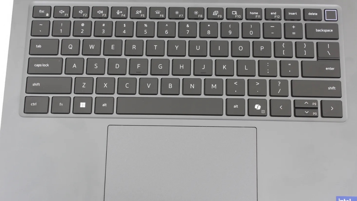 Đánh giá Dell Pro 5 14 với bàn phím và touchpad dạng clickpad