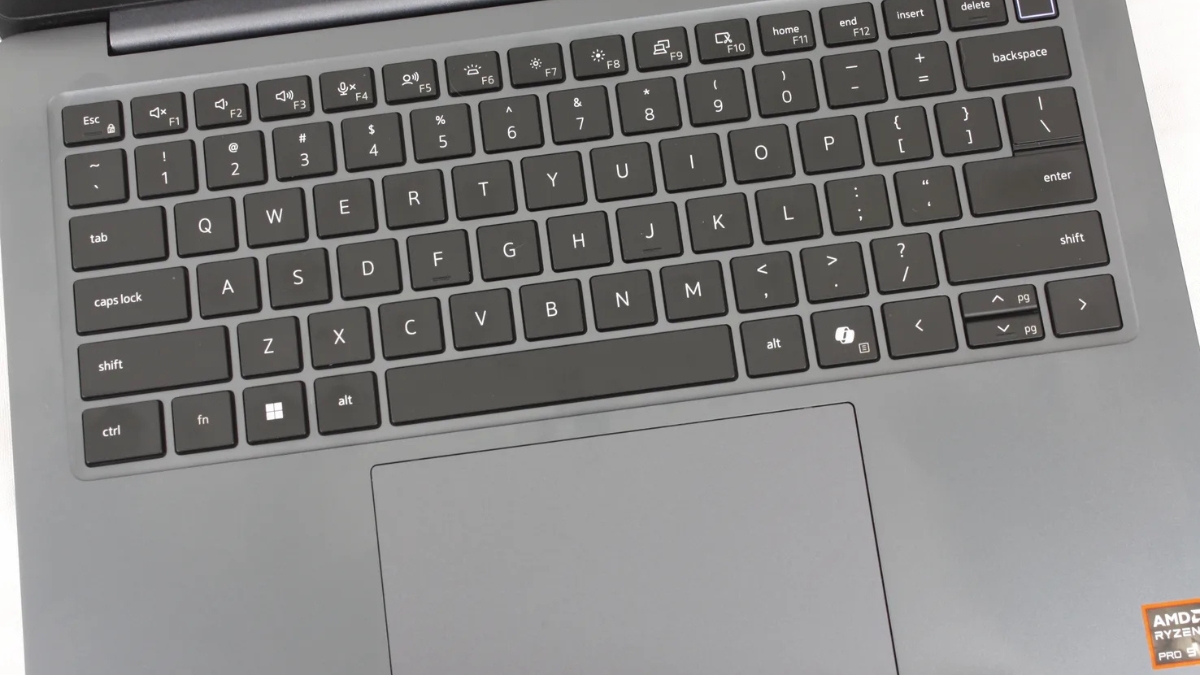 Đánh giá Dell Pro 7 14 P714265 với bàn phím cho trải nghiệm gõ thoải mái và touchpad kích thước lớn.