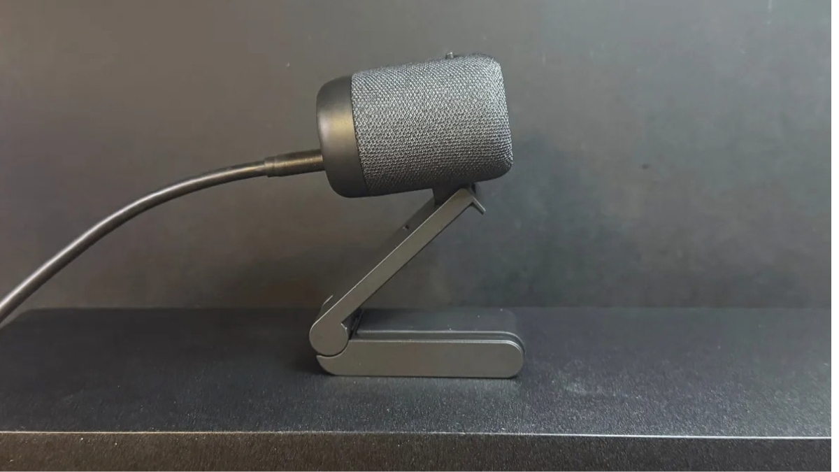 Đánh giá Dell Pro 7 Webcam 4K với chân đế nam châm hỗ trợ xoay và nghiêng