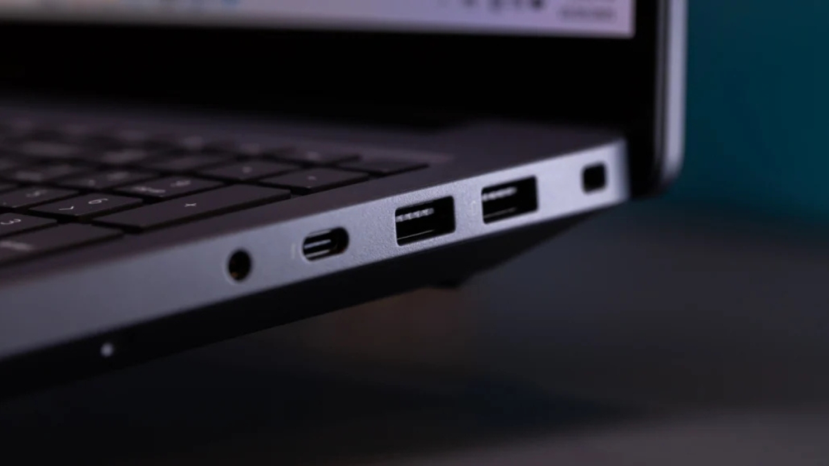 Đánh giá Dell Pro Max 16 Plus với các cổng kết nối cạnh phải gồm USB-A, Thunderbolt 4 và jack 3.5mm