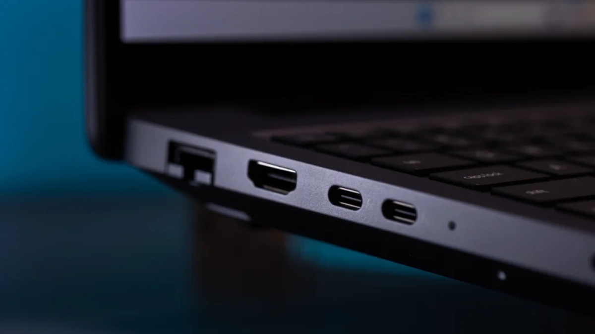 Đánh giá Dell Pro Max 16 Plus với hệ thống cổng kết nối cạnh trái gồm Thunderbolt 5, HDMI 2.1 và RJ-45