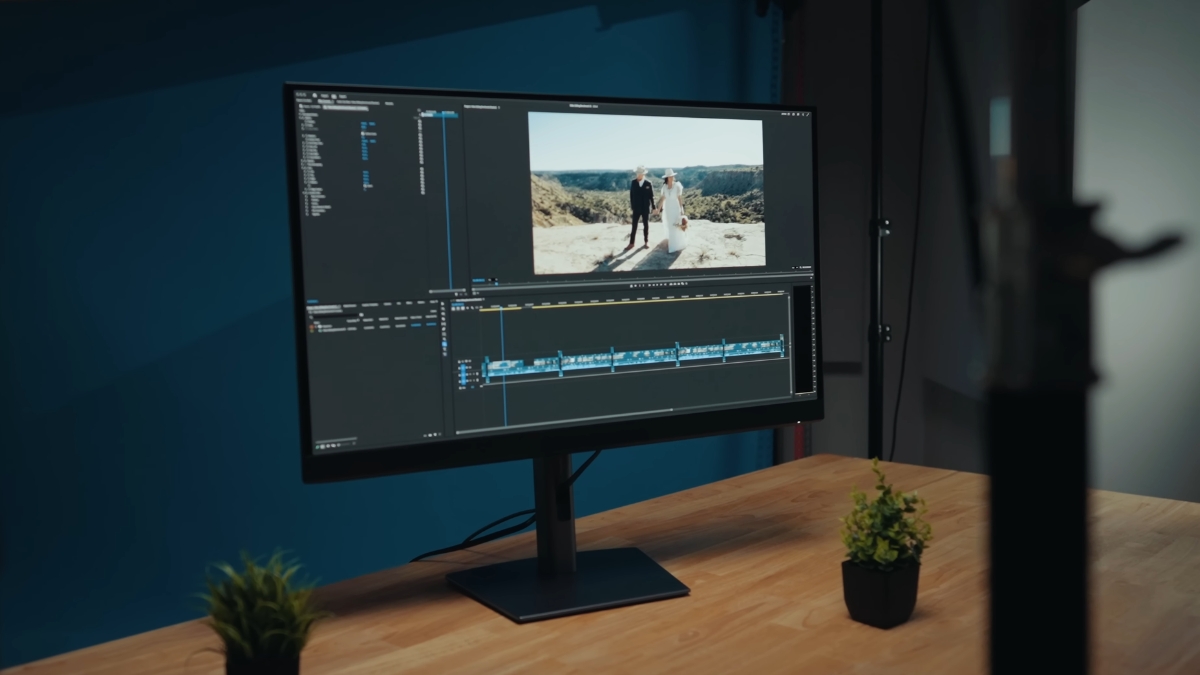 Đánh giá Dell UltraSharp U3226Q chân đế chắc chắn hỗ trợ nâng hạ xoay linh hoạt