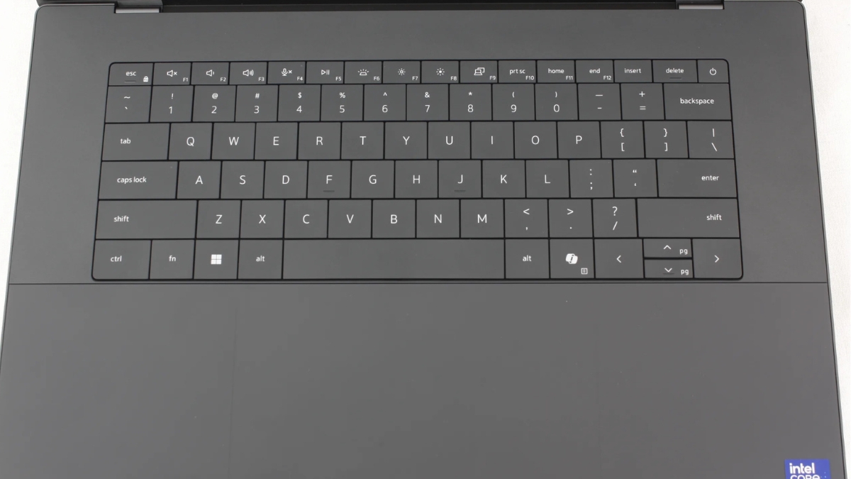 Đánh giá Dell XPS 16 với bàn phím truyền thống và touchpad vô hình đặc trưng của dòng XPS