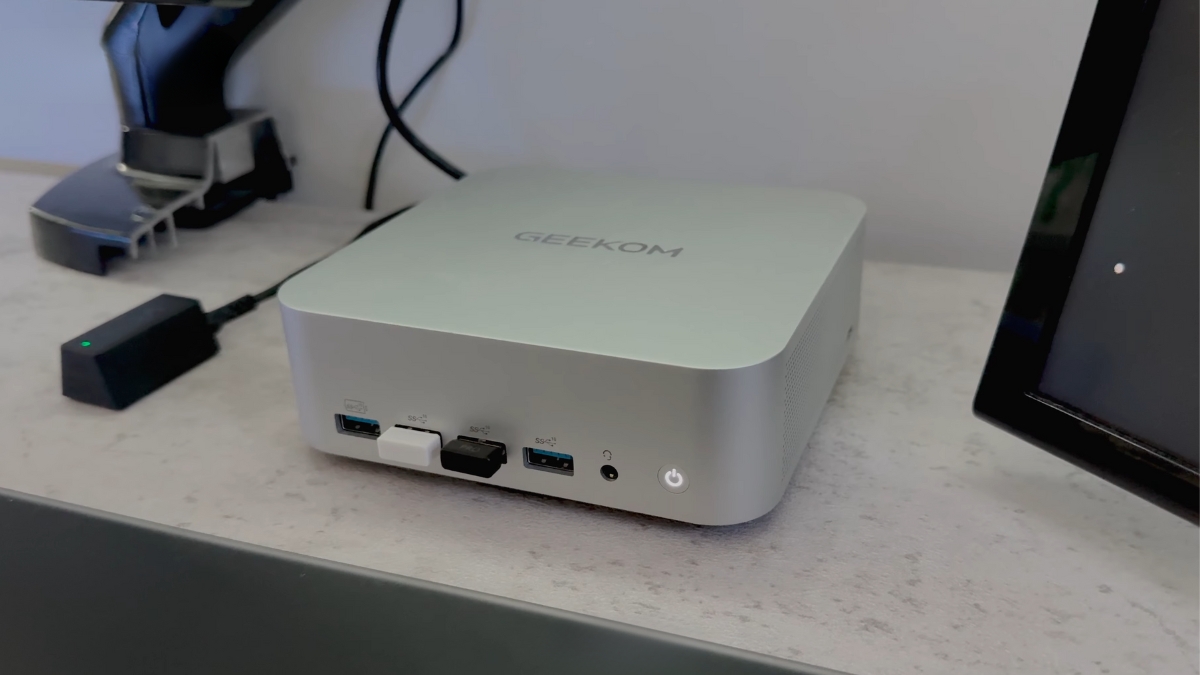 Mini PC Geekom A9 Max màu bạc với phong cách tinh tế và sang trọng.
