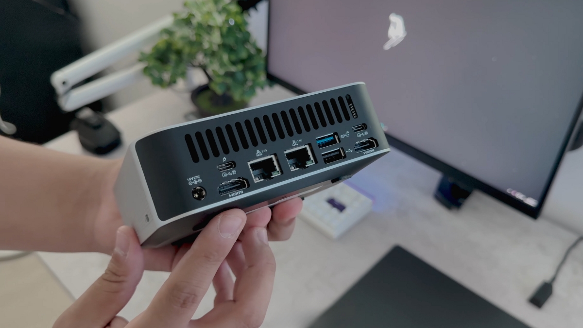 Geekom A9 Max mặt sau tích hợp đầy đủ cổng kết nối: 2 HDMI 2.1, 2 Ethernet 2.5G, 2 USB-C 4.0, USB 3.2, USB 2.0 cùng khe đọc thẻ SD, đáp ứng tốt nhu cầu làm việc và giải trí.
