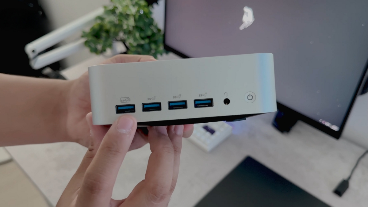 Geekom A9 Max mặt trước thiết kế tối giản, tích hợp bốn cổng USB 3.2 tiện lợi, có cổng sạc thiết bị kể cả khi tắt máy.