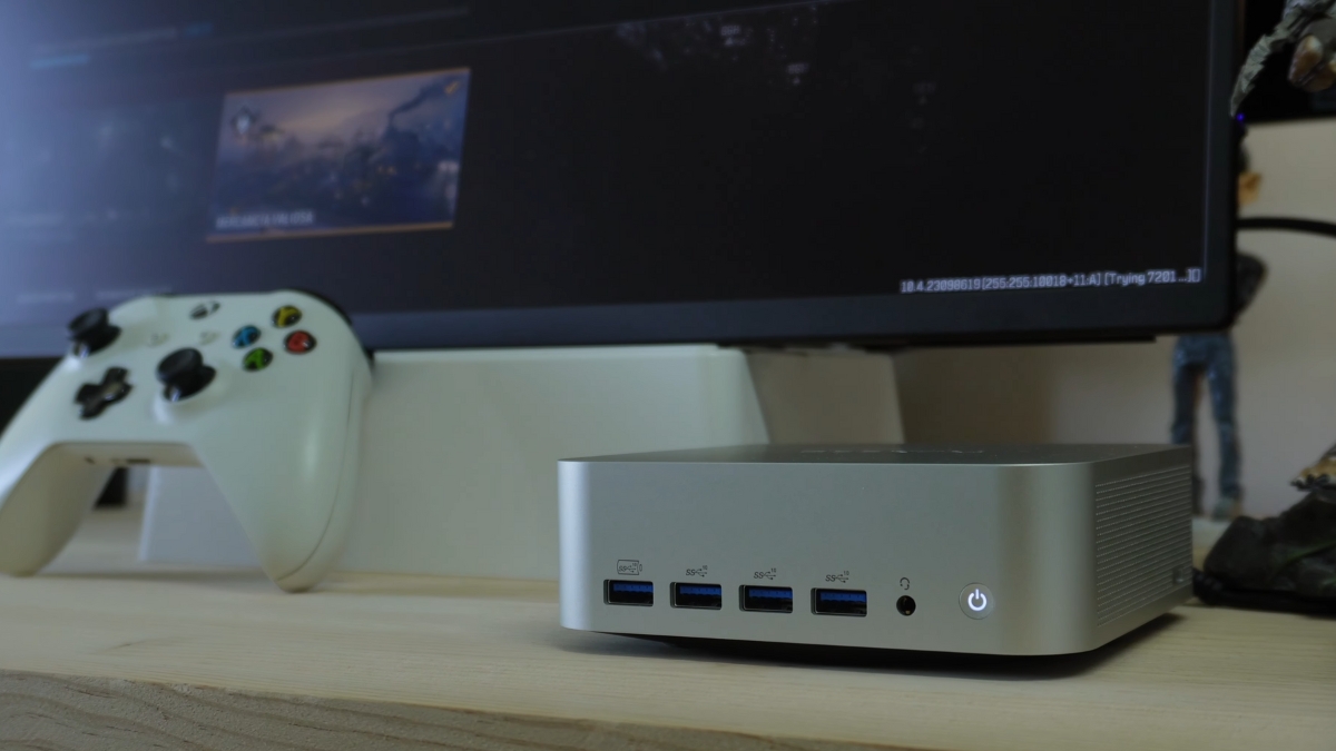 Mini PC Geekom A9 Max thiết kế vuông vắn, nhỏ gọn, có thể gắn VESA sau màn hình hoặc đặt trên bàn.