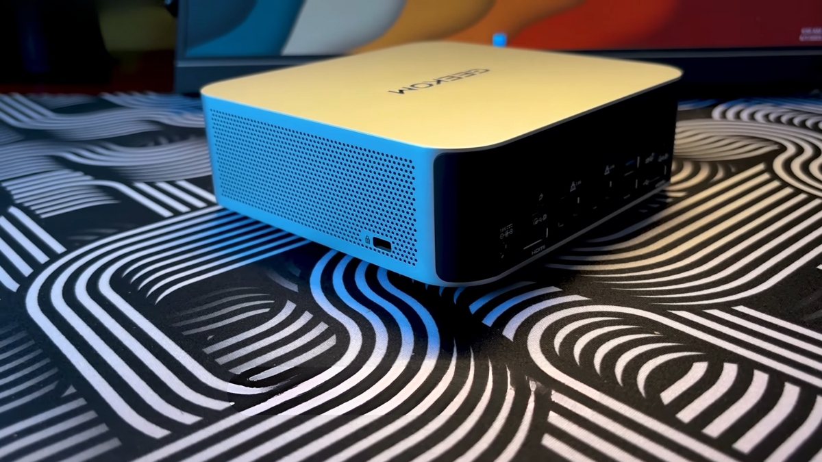 Geekom A9 Max mini PC thiết kế nhỏ gọn, hiệu năng mạnh mẽ nhờ AMD Ryzen AI 9 HX370, giá khoảng 1,200 USD (29 triệu đồng).