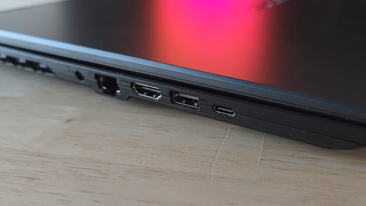 Đánh giá Gigabyte Gaming A16 Pro cổng kết nối cạnh trái