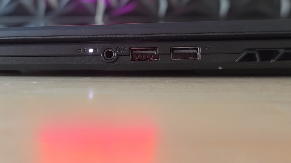 Đánh giá Gigabyte Gaming A16 Pro cổng kết nối cạnh phải