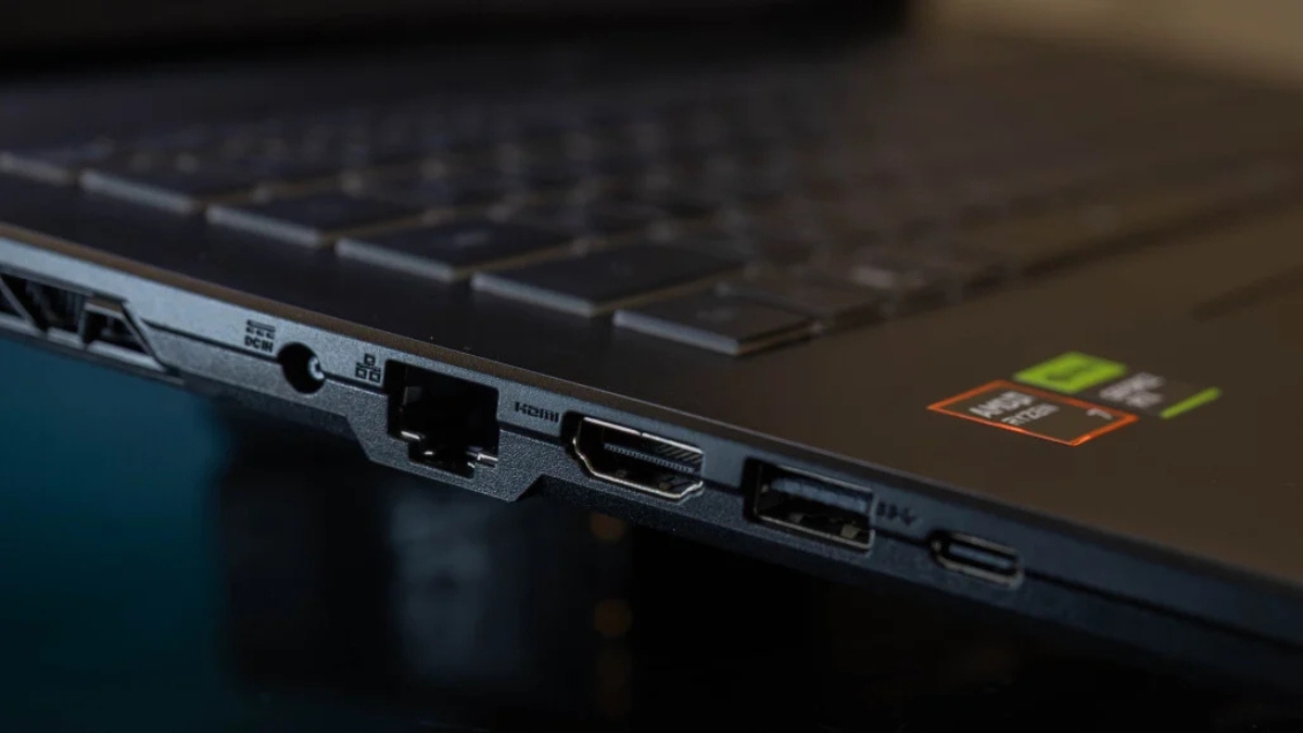 Đánh giá Gigabyte Gaming A18 với hệ thống cổng kết nối ở cạnh trái