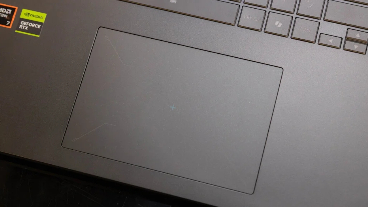 Đánh giá Gigabyte Gaming A18 với touchpad kích thước lớn, mang đến không gian thao tác rộng rãi
