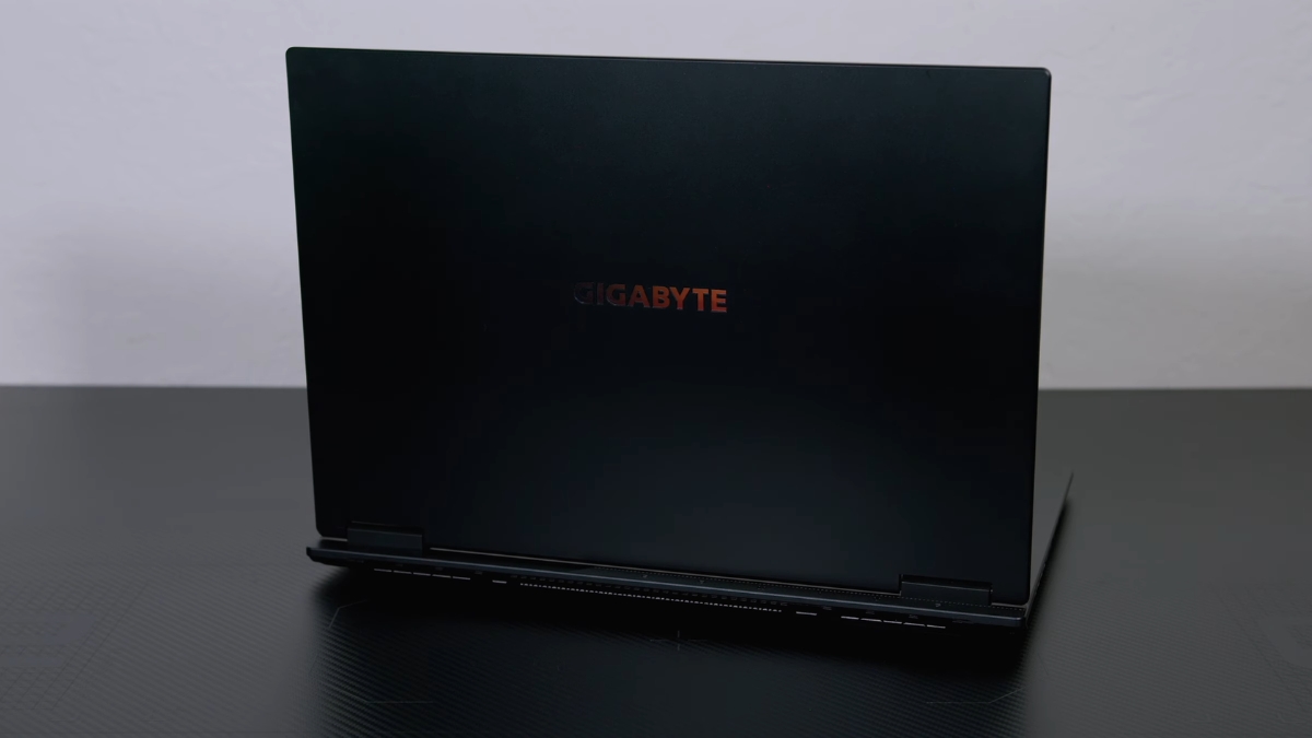 Đánh giá Gigabyte Gaming A18 với thiết kế tối giản, khung nhôm kết hợp nhựa và logo Gigabyte trên mặt lưng