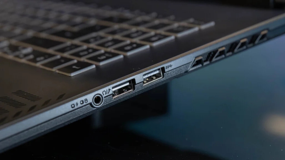 Đánh giá Gigabyte Gaming A18 với hệ thống cổng kết nối ở cạnh phải