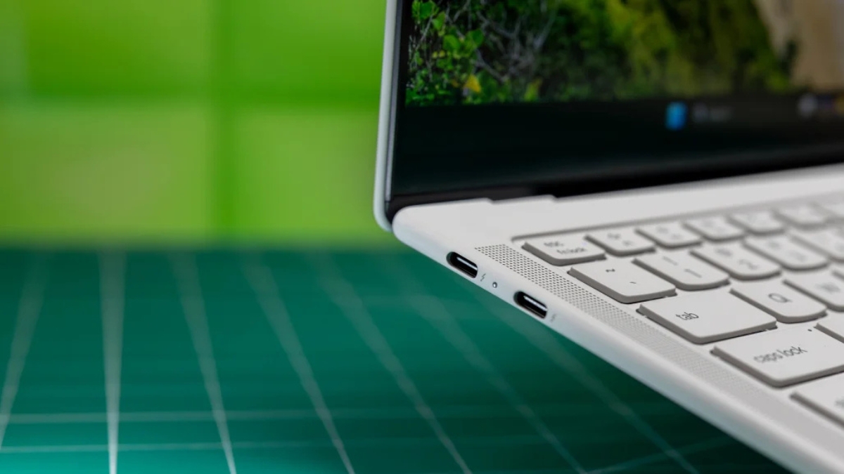 Đánh giá Lenovo Yoga Slim 7i Ultra Aura Edition Gen 11 với hệ thống cổng kết nối ở cạnh trái.
