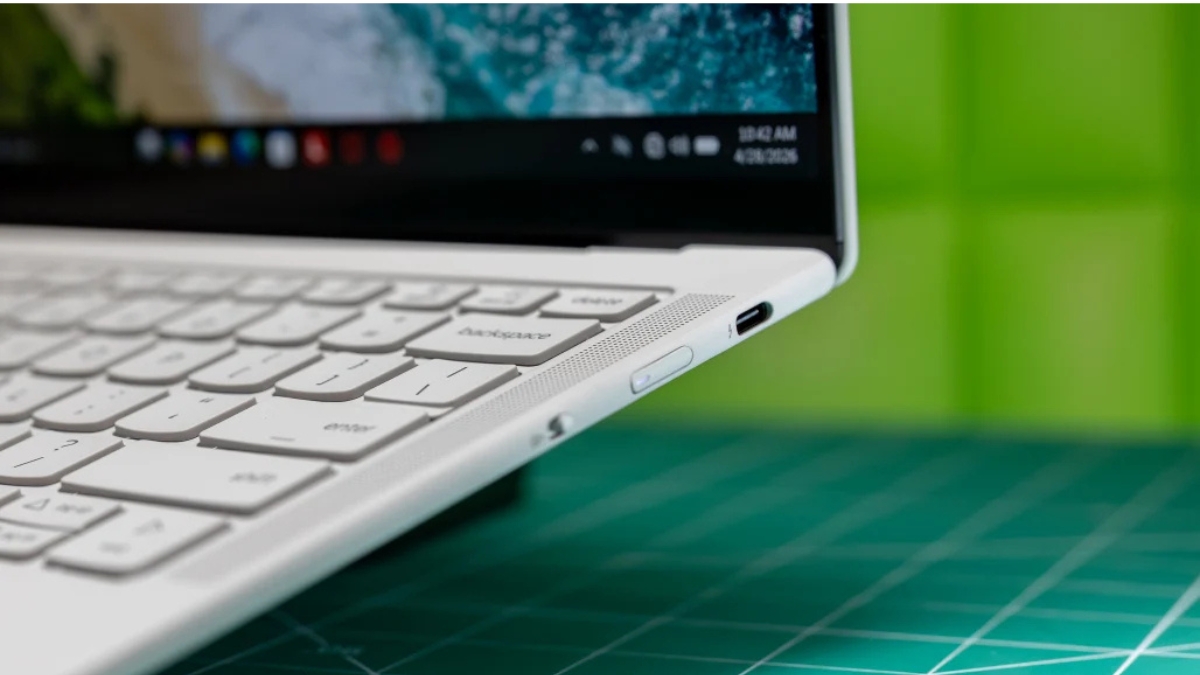 Đánh giá Lenovo Yoga Slim 7i Ultra Aura Edition Gen 11 với hệ thống cổng kết nối ở cạnh phải.