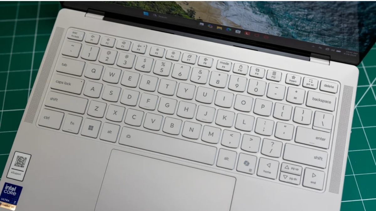 Đánh giá Lenovo Yoga Slim 7i Ultra Aura Edition Gen 11 với bàn phím và touchpad cho trải nghiệm nhập liệu thoải mái.