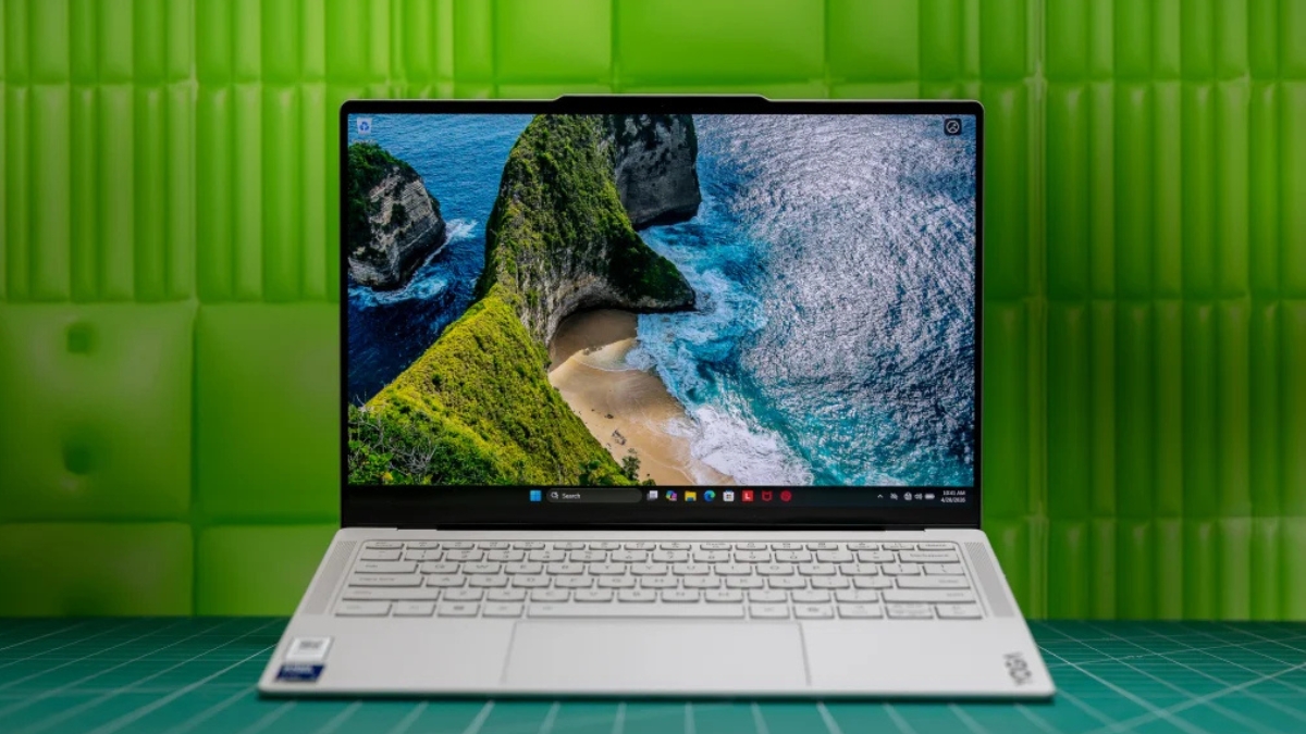 Đánh giá Lenovo Yoga Slim 7i Ultra Aura Edition Gen 11 với màn hình OLED 14 inch 120Hz cho chất lượng hiển thị ấn tượng.