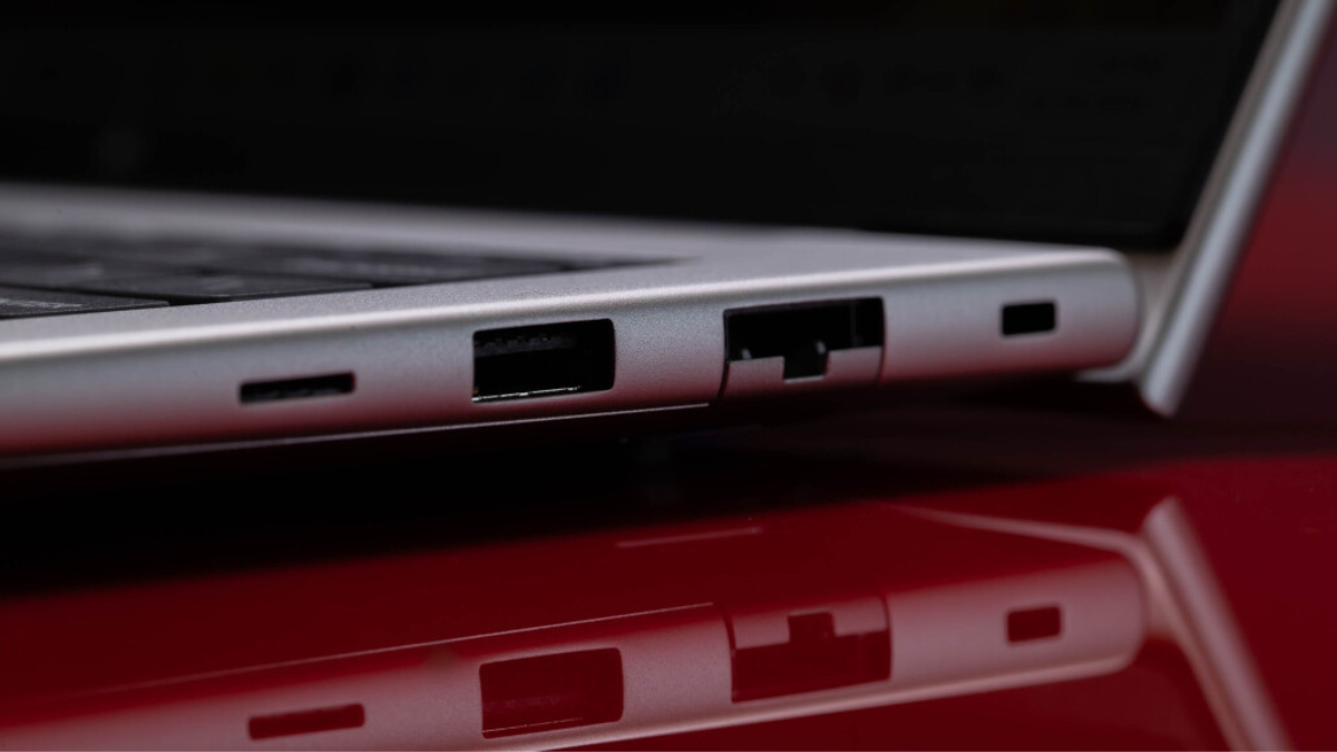 Đánh giá HP EliteBook 6 G1q 14 với các cổng kết nối bên phải