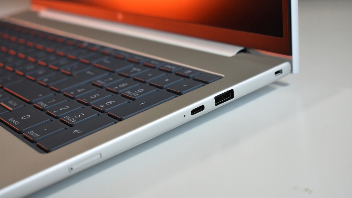 Đánh giá HP EliteBook 8 G2a 16 cổng kết nối cạnh phải