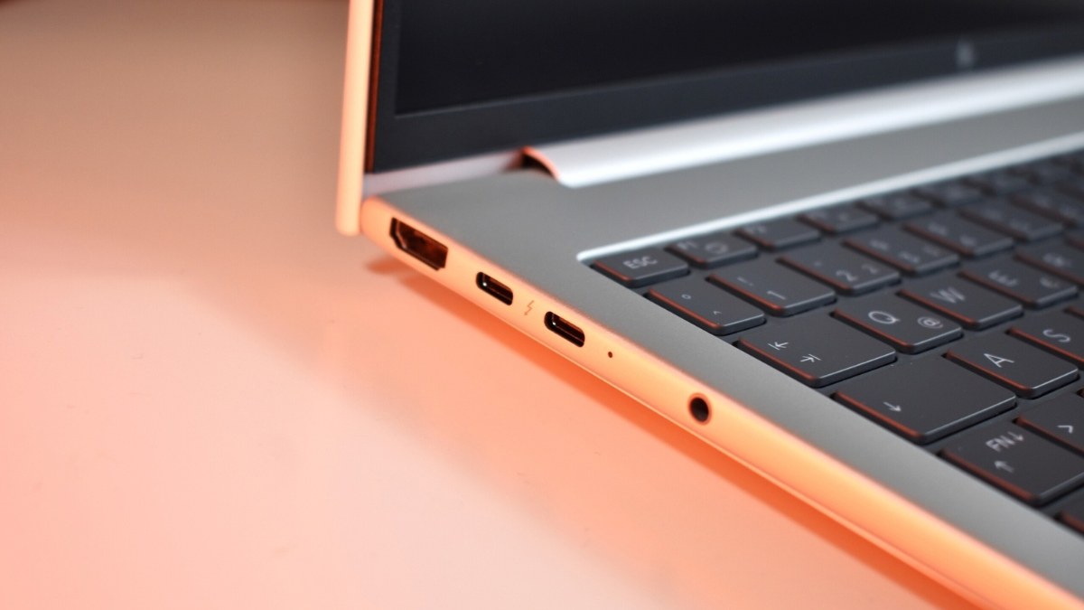 Đánh giá HP EliteBook 8 G2a 16 cổng kết nối cạnh trái