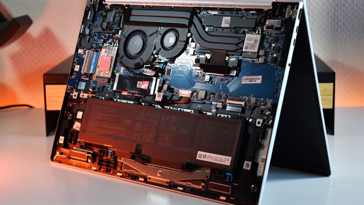 Đánh giá HP EliteBook 8 G2a 16 linh kiện bên trong
