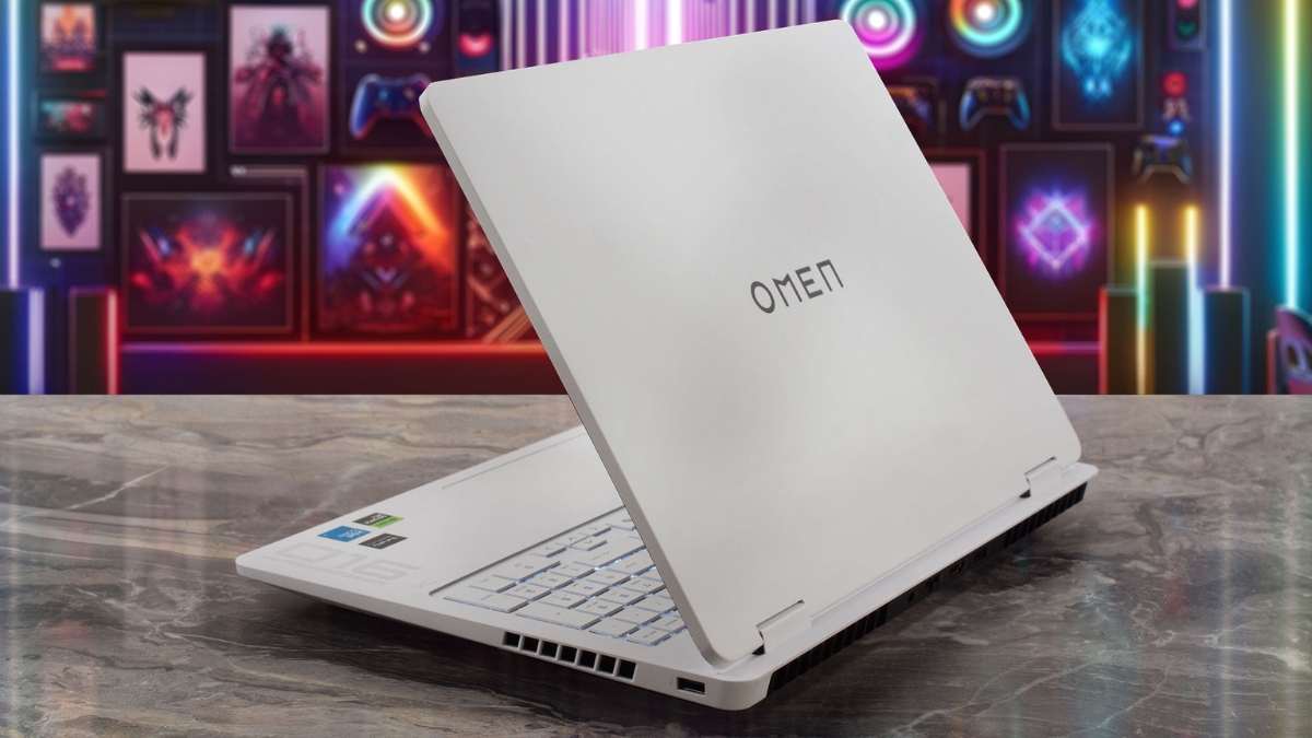 Đánh giá HP OMEN 16 2025 với thiết kế tối giản màu Ceramic White, mặt lưng logo OMEN tinh gọn và kiểu dáng laptop gaming gọn gàng.