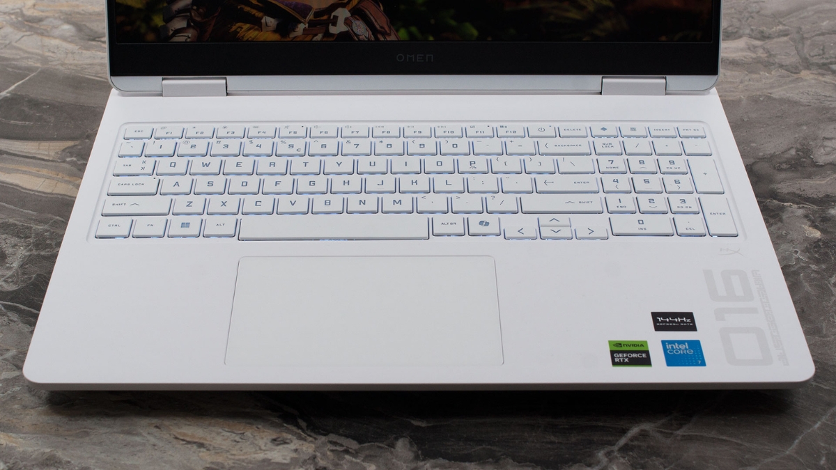 Đánh giá HP OMEN 16 2025 với bàn phím full-size tích hợp NumPad, đèn nền RGB và touchpad kích thước rộng cho trải nghiệm sử dụng thoải mái.