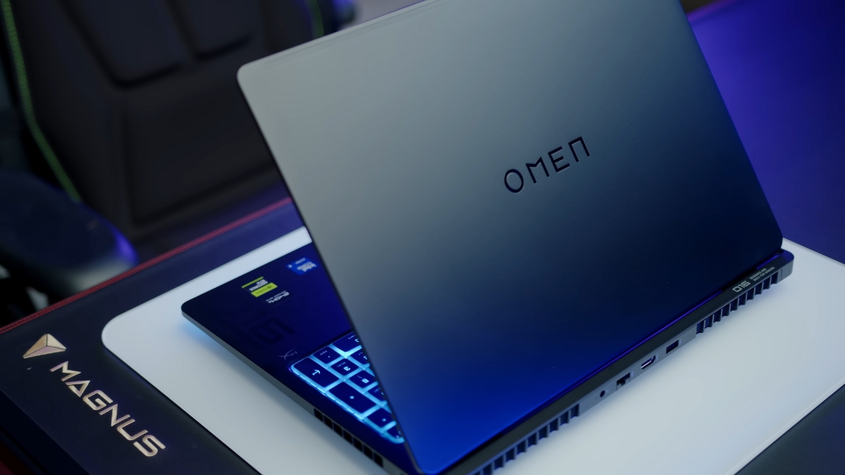 Đánh giá HP Omen Max 16 với thiết kế gọn gàng 16 inch, logo Omen đơn giản và sang trọng