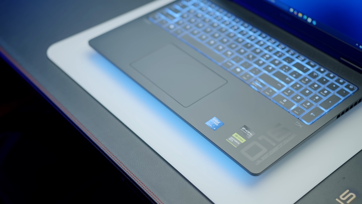 Đánh giá HP Omen Max 16 bàn phím RGB với layout hợp lý, phím hành trình sâu và viền trắng trên keycap