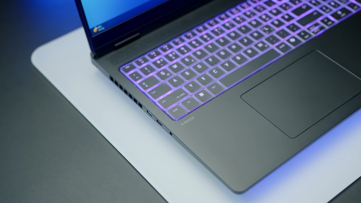 Đánh giá HP Omen Max 16 cạnh trái với jack tai nghe/mic và hai cổng Thunderbolt 5