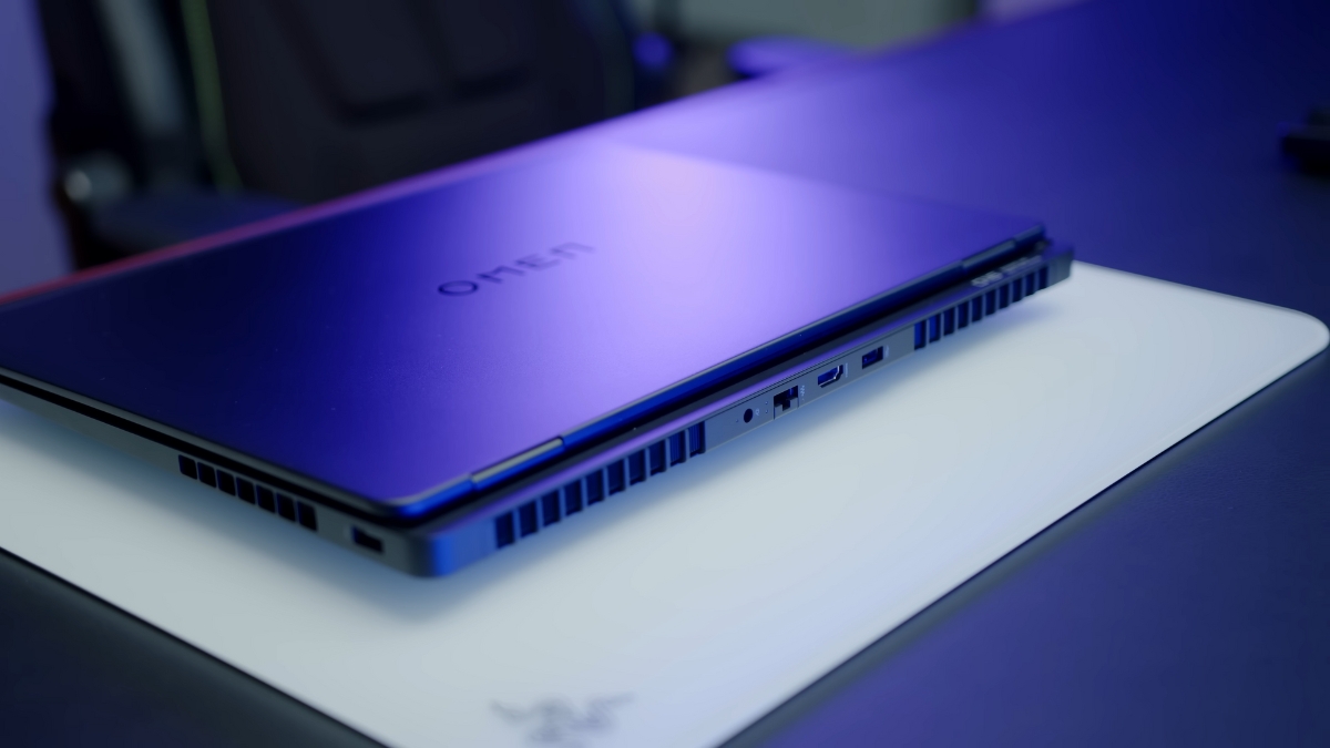 Đánh giá HP Omen Max 16 với các cổng kết nối đặt phía sau gồm HDMI 2.1, LAN 2.5 GbE và USB-A 3.2