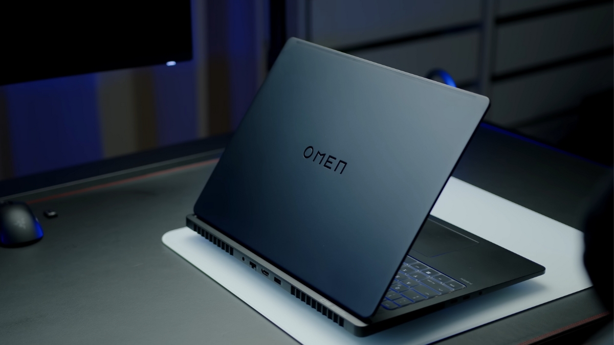 Đánh giá HP Omen Max 16 với nắp và đáy nhôm, phần kê tay bằng nhựa tái chế, cảm giác cao cấp