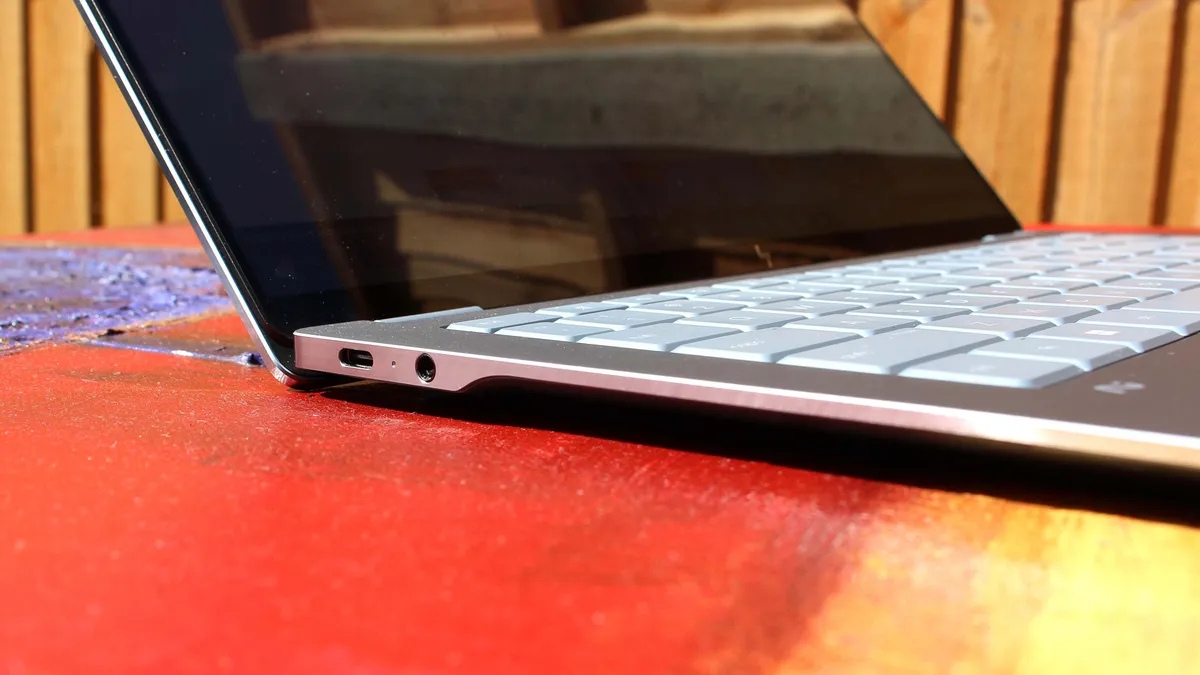 Đánh giá HP OmniBook Ultra 14 với cổng USB-C và jack tai nghe 3.5 mm ở cạnh trái.