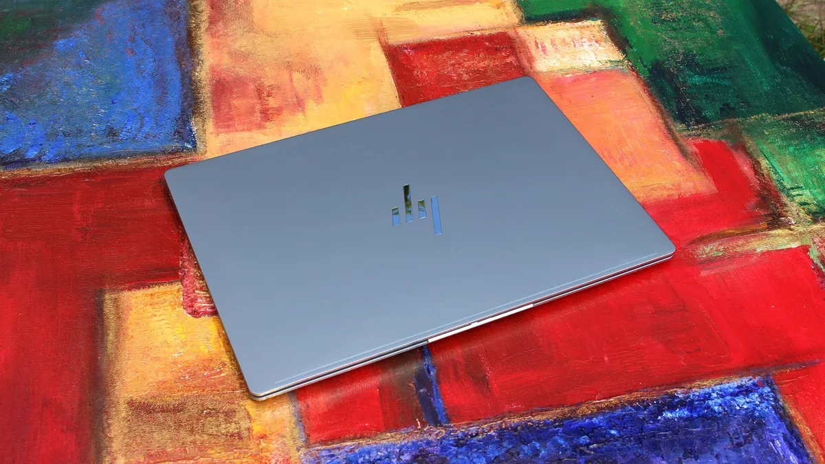 Đánh giá HP OmniBook Ultra 14 với thiết kế cao cấp, các đường cắt sắc nét và bản lề kim loại phay xước.