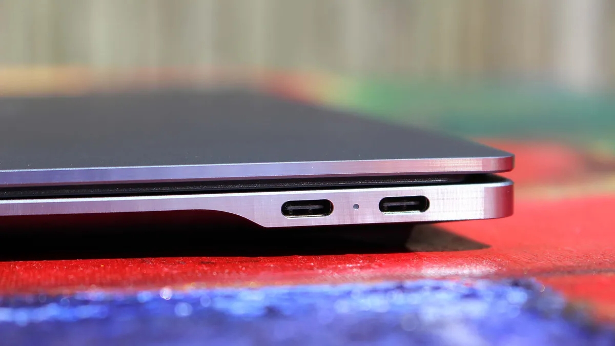 Đánh giá HP OmniBook Ultra 14 với hai cổng USB-C được bố trí ở cạnh phải.