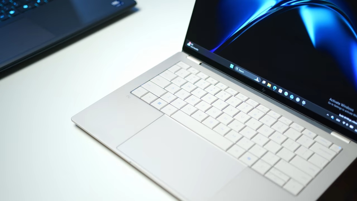 Đánh giá HP OmniBook Ultra 14 với bàn phím cho cảm giác gõ êm và touchpad haptic kích thước lớn.