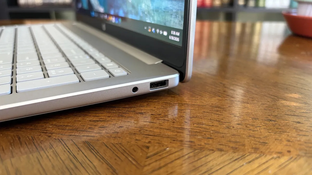 Đánh giá HP OmniBook 3 16 với cổng USB-A và jack tai nghe 3.5 mm ở cạnh phải